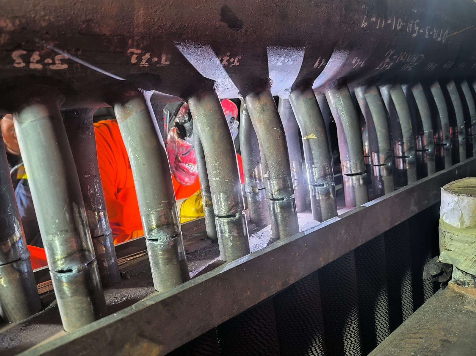 Soldador de Tesla Turbo trabajando en los tubos del cabezal de un HRSG